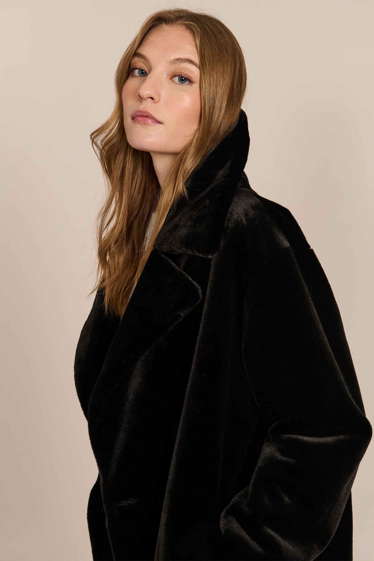 Plush Faux Fur Coat – Women's Fashion, Stylish Layering, Winter Wear