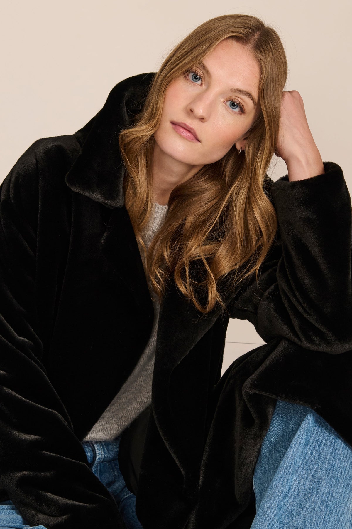 Plush Faux Fur Coat – Women's Fashion, Stylish Layering, Winter Wear