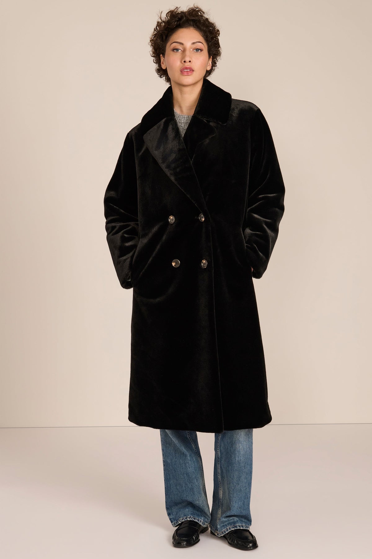 Plush Faux Fur Coat – Women's Fashion, Stylish Layering, Winter Wear