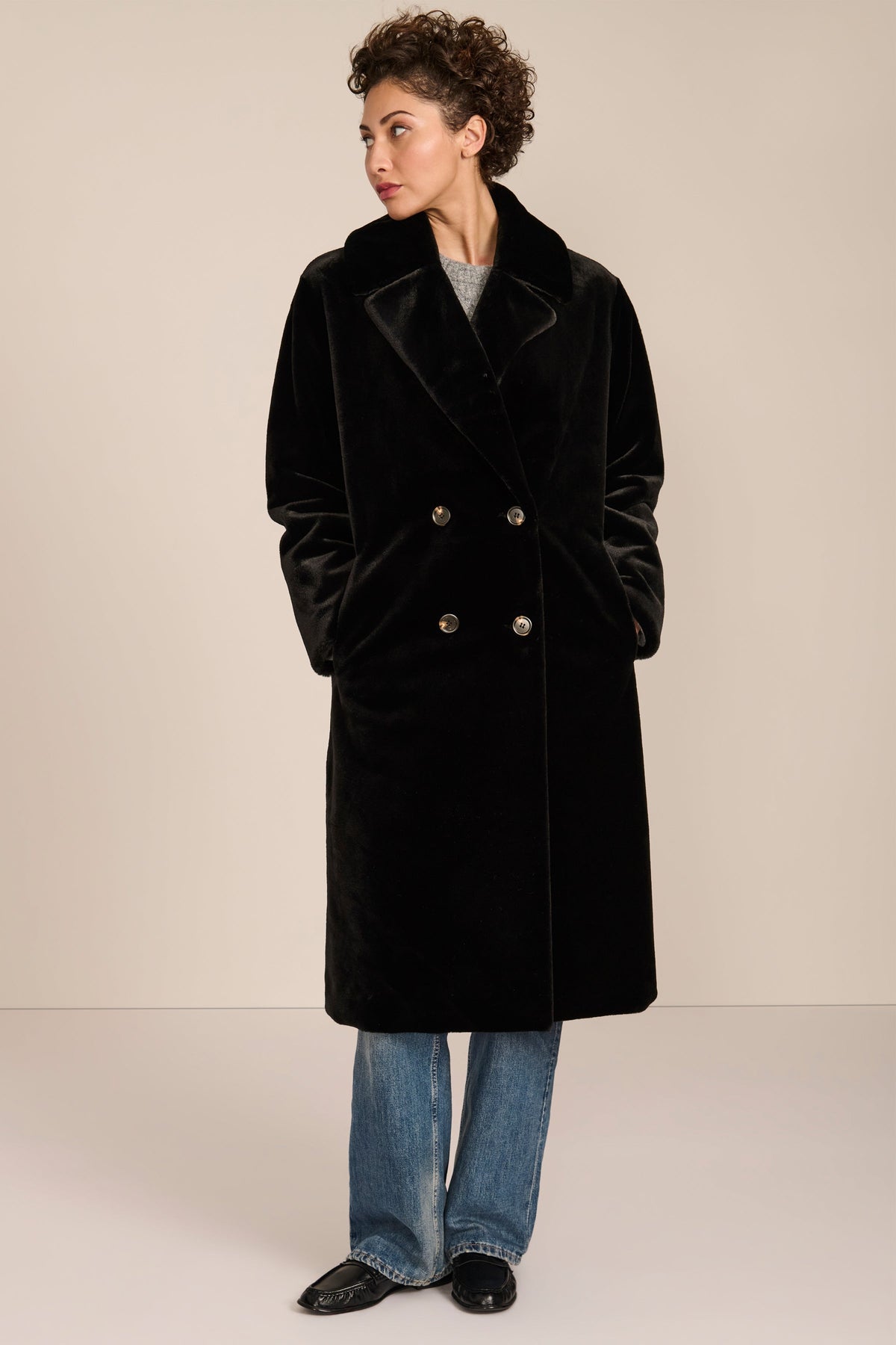 Plush Faux Fur Coat – Women's Fashion, Stylish Layering, Winter Wear