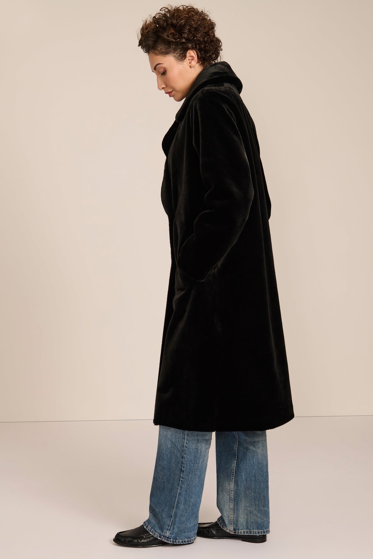 Plush Faux Fur Coat – Women's Fashion, Stylish Layering, Winter Wear