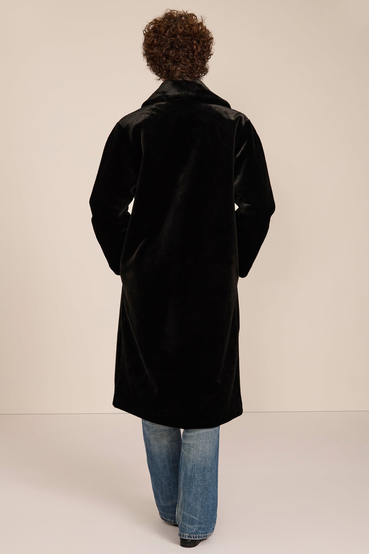 Plush Faux Fur Coat – Women's Fashion, Stylish Layering, Winter Wear