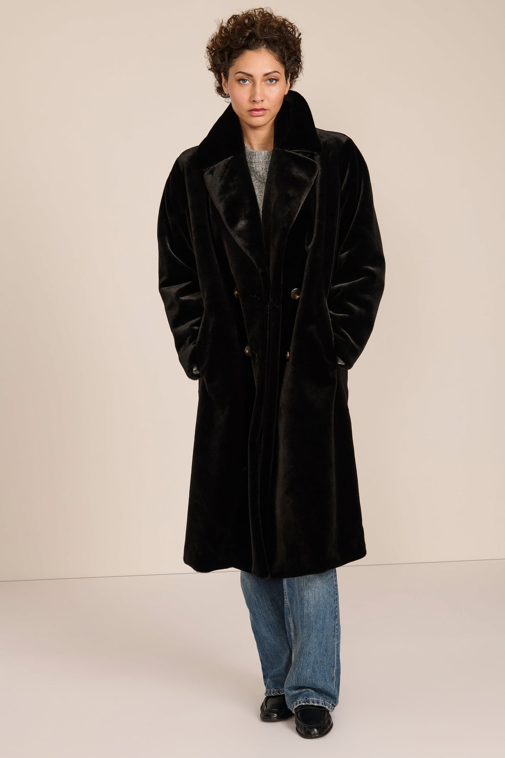 Plush Faux Fur Coat – Women's Fashion, Stylish Layering, Winter Wear