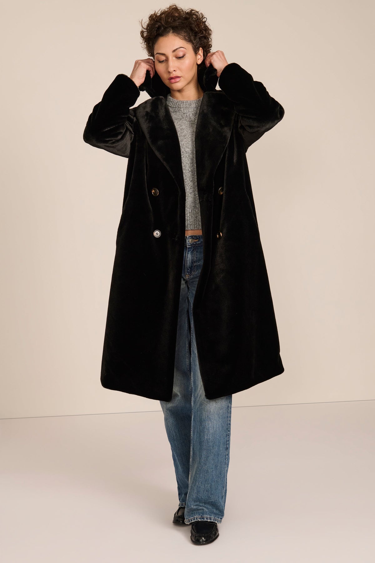 Plush Faux Fur Coat – Women's Fashion, Stylish Layering, Winter Wear