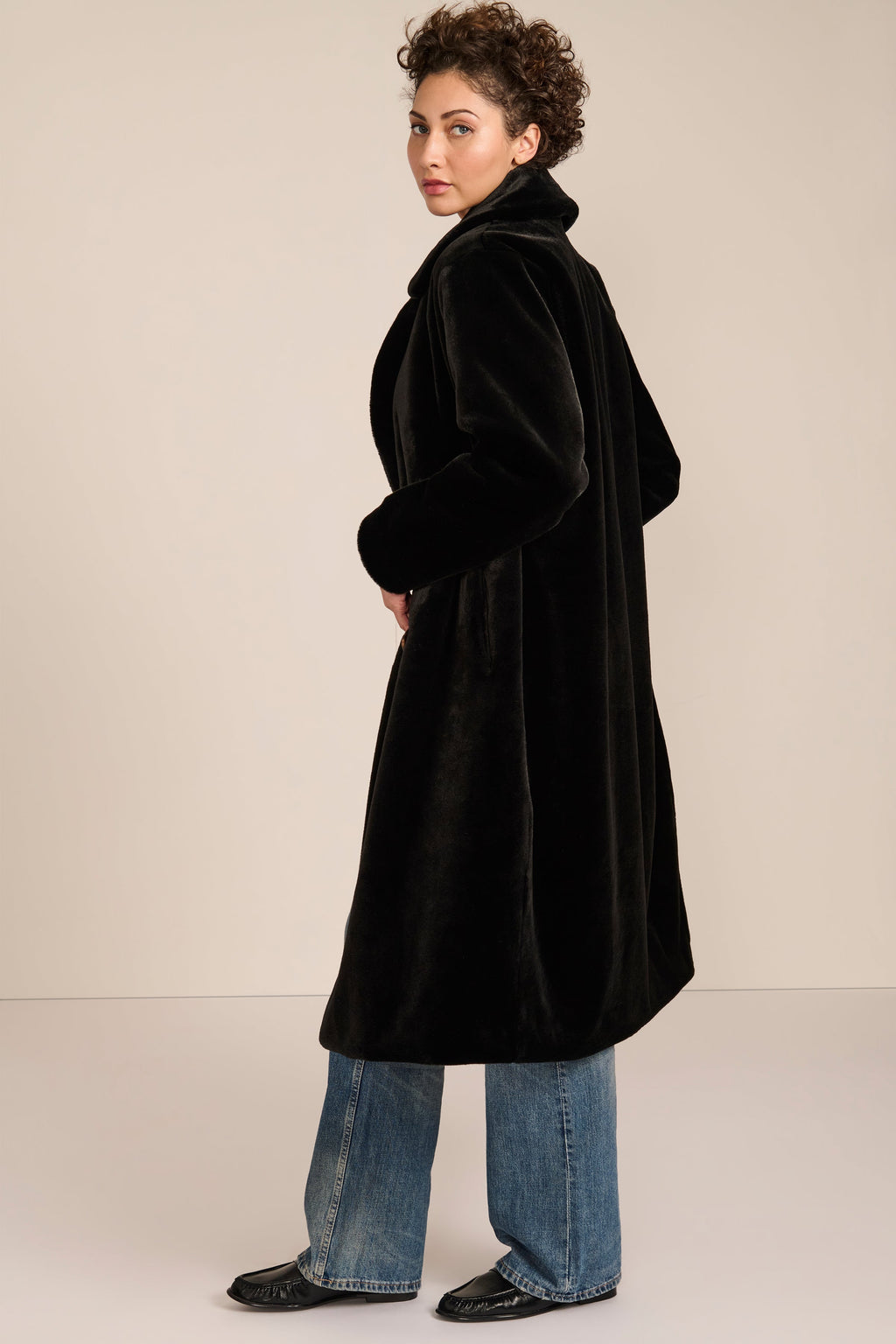 Plush Faux Fur Coat – Women's Fashion, Stylish Layering, Winter Wear